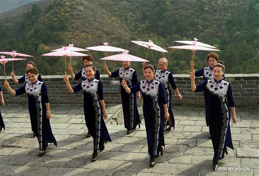 Elderly models present cheongsam at Jinshanling Great Wall