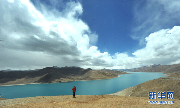 Mesmerizing Yamdok Tso Lake in Tibet