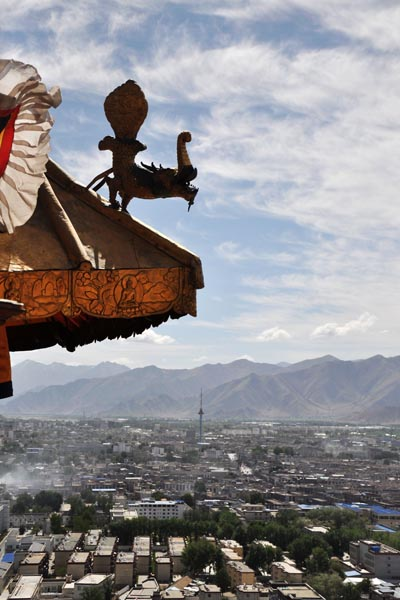 Tibet's transformation seen through reporters' eyes