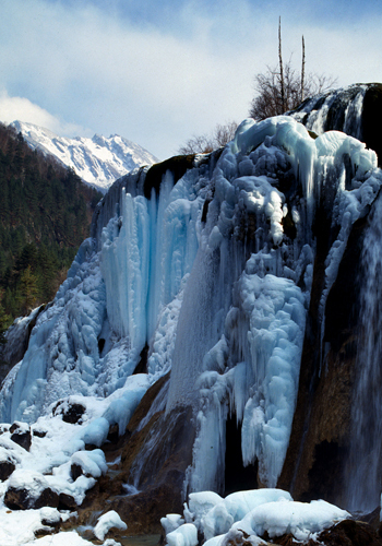 Heavenly beauty of Jiuzhai Valley in winter