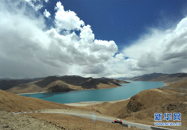 Mesmerizing Yamdok Tso Lake in Tibet