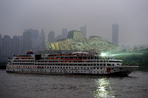 Luxury passenger liner makes maiden voyage on Yangtze River