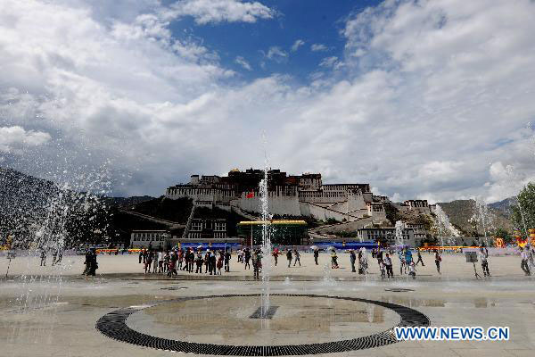 More tourists visit Tibet