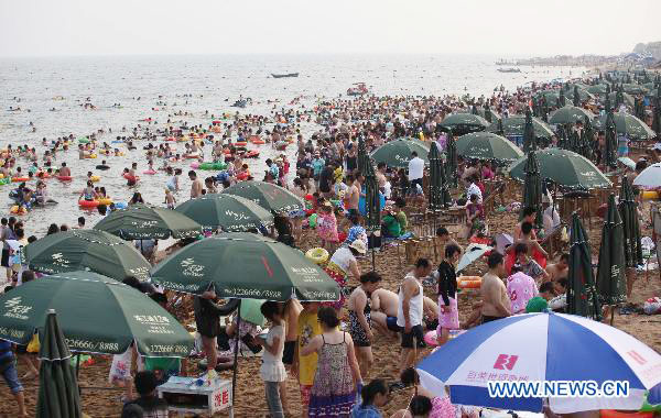 People swarm to beach to spend hot summer