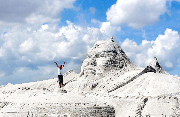 Tourists arrive in Qinghai as summer holiday season starts