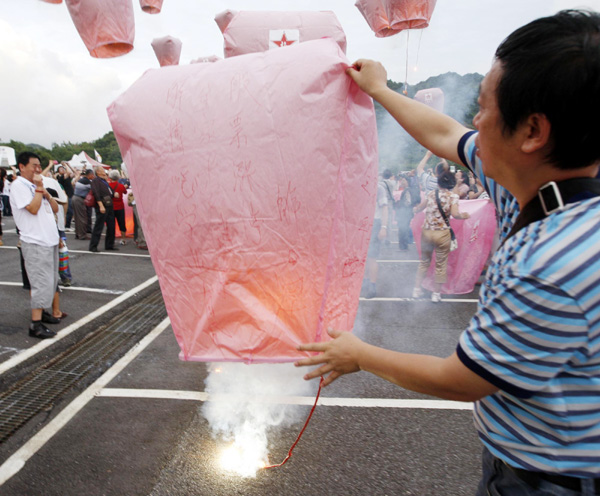 Lanterns lit to celebrate Mid-Autumn