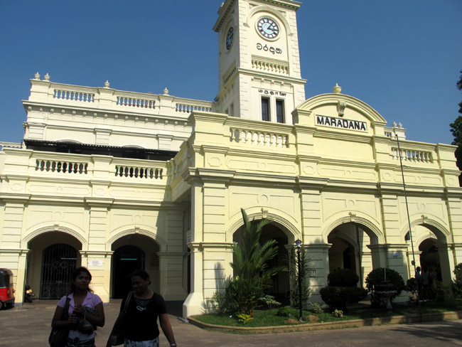 Relaxing train experience in Sri Lanka