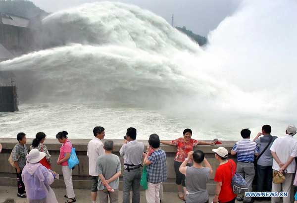 Grand waterfall of Xiaolangdi Reservoir on Yellow River