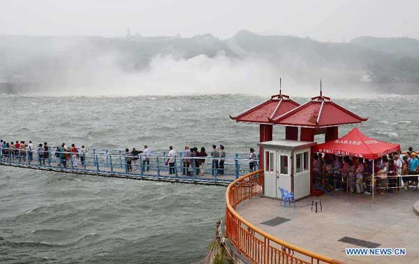 Grand waterfall of Xiaolangdi Reservoir on Yellow River