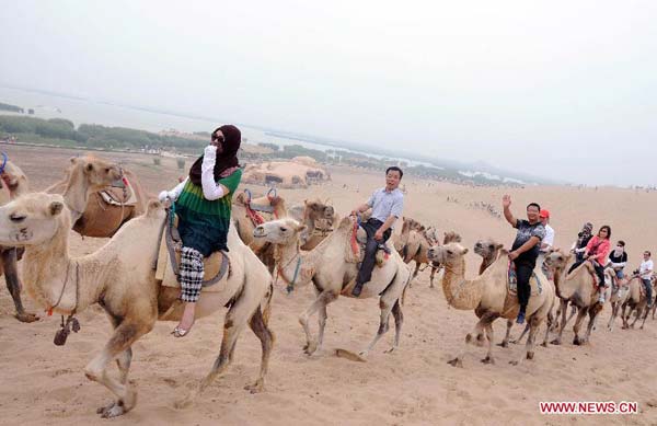 Sand Lake scenic area attracts tourists in China's Ningxia