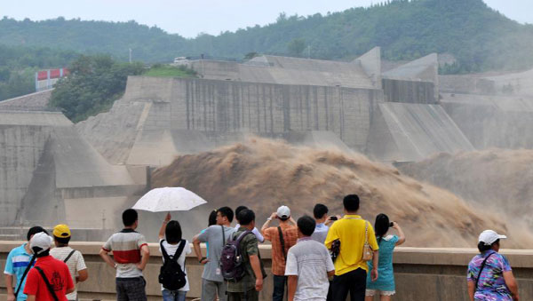 Tourists visit Xiaolangdi Reservoir on Yellow River