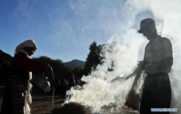 Tibetan farmers celebrate Ongkor Festival, praying for good harvest