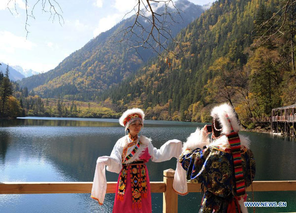 Enchanting autumn scenery in Jiuzhaigou