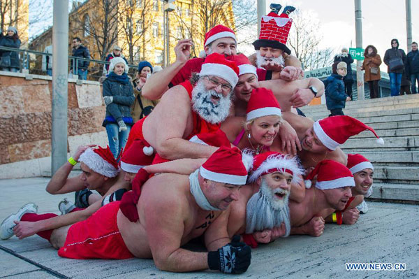 Hilarious 'Santa run' in Europe