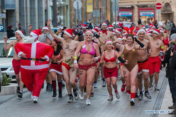 Hilarious 'Santa run' in Europe