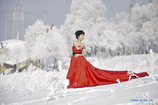 Newly-married couple enjoy rime along Songhua River in NE China