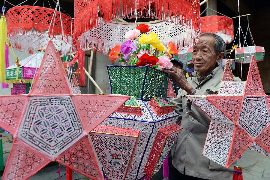 Folk artists present Xichong Lanterns in Wuyuan, China's Jiangxi