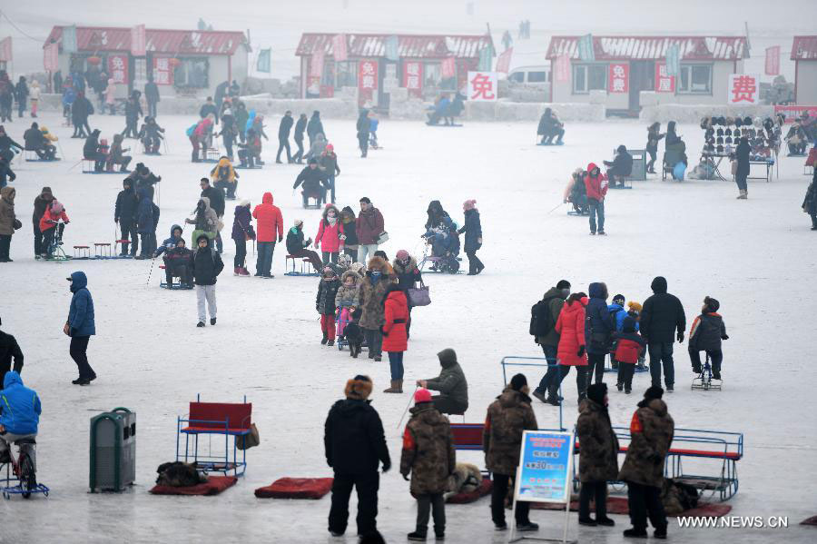 Temperature rise in Harbin brings more winter fun