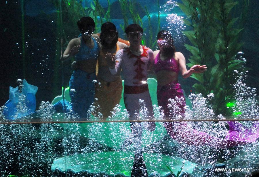 Underwater performance attracts visitors in Qingdao