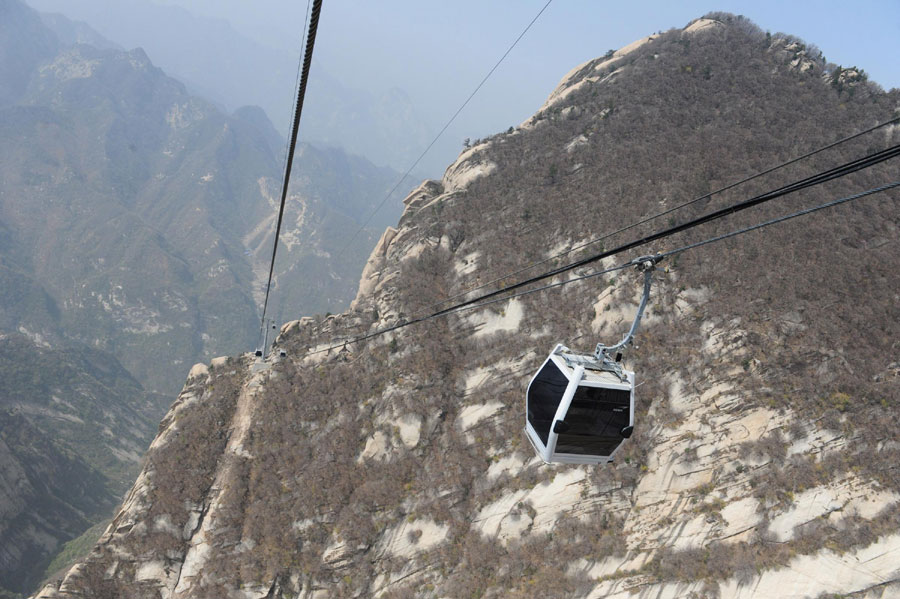 Cableway in Mount Huashan put into trial operation