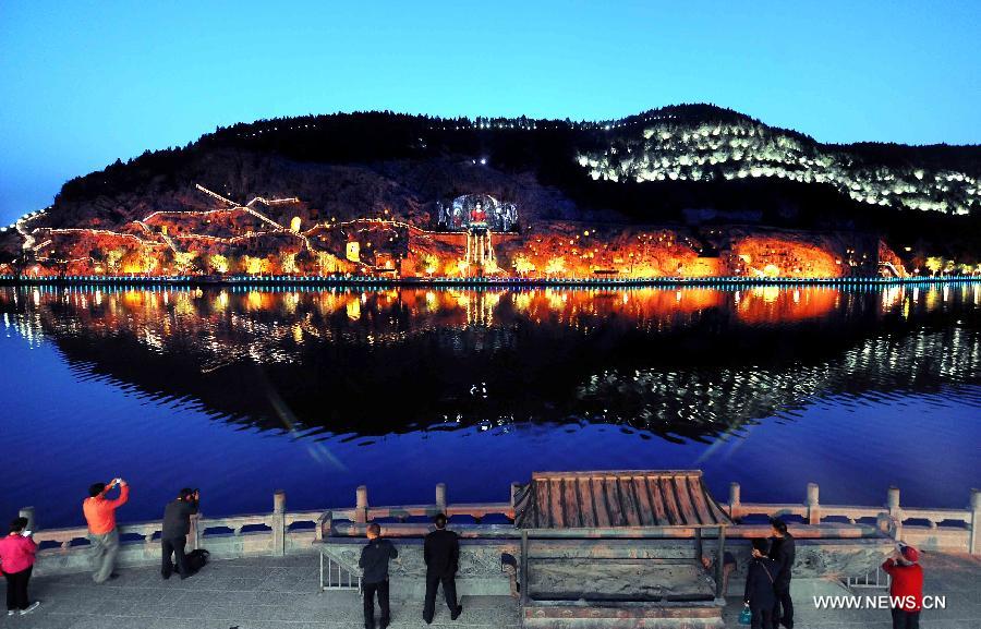 Night scene of Longmen Grottoes in Luoyang