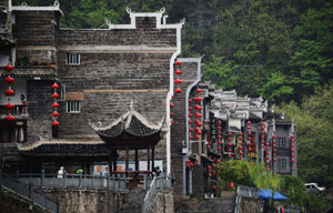 Night scene of Longmen Grottoes in Luoyang