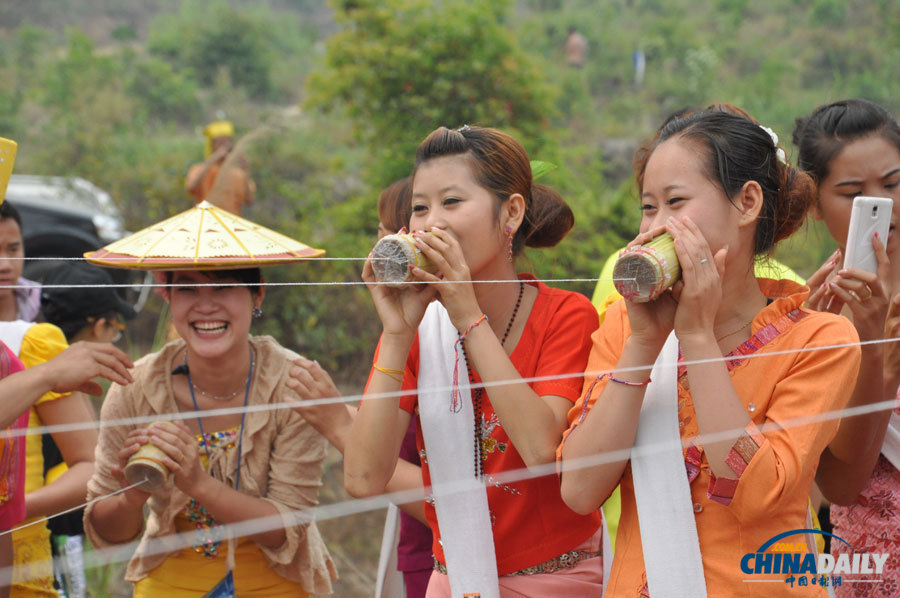 Water Splashing Festival celebrated in Yunnan