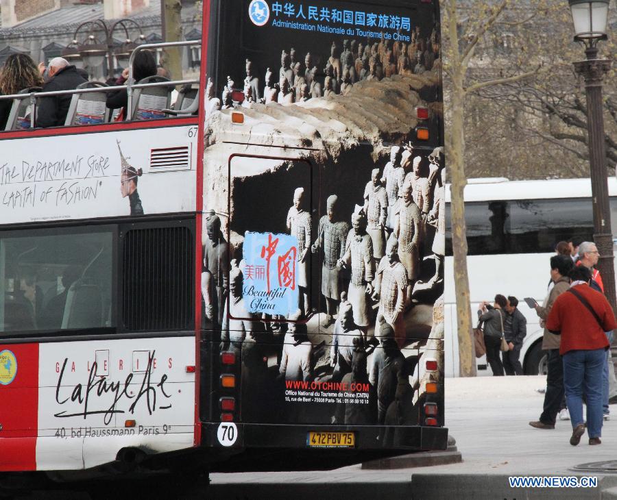 Tourist bus presents China's charm in Paris