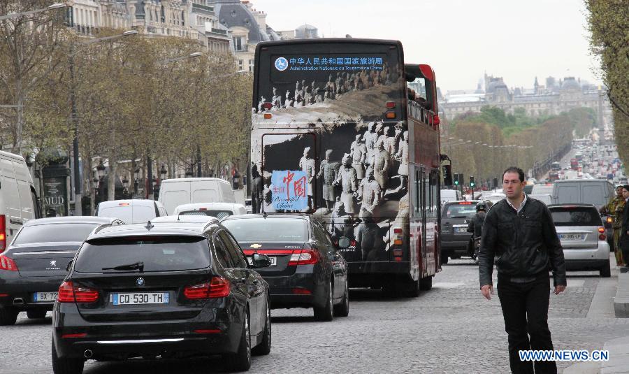 Tourist bus presents China's charm in Paris