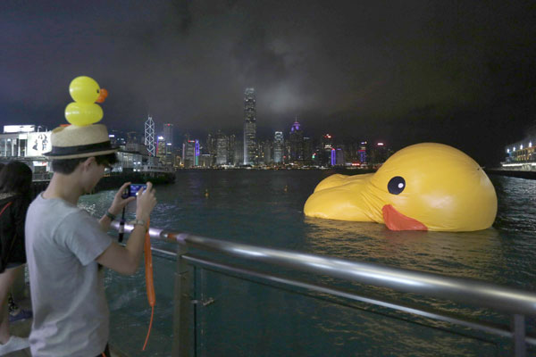 Rubber Duck falls into Victoria Harbor