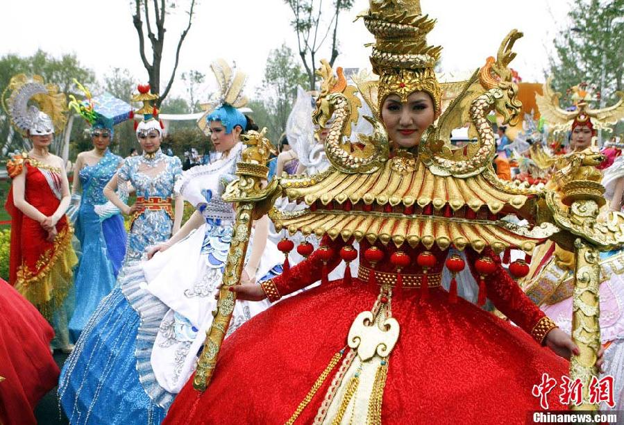 Landscape costumes presented at China Int'l Garden Expo