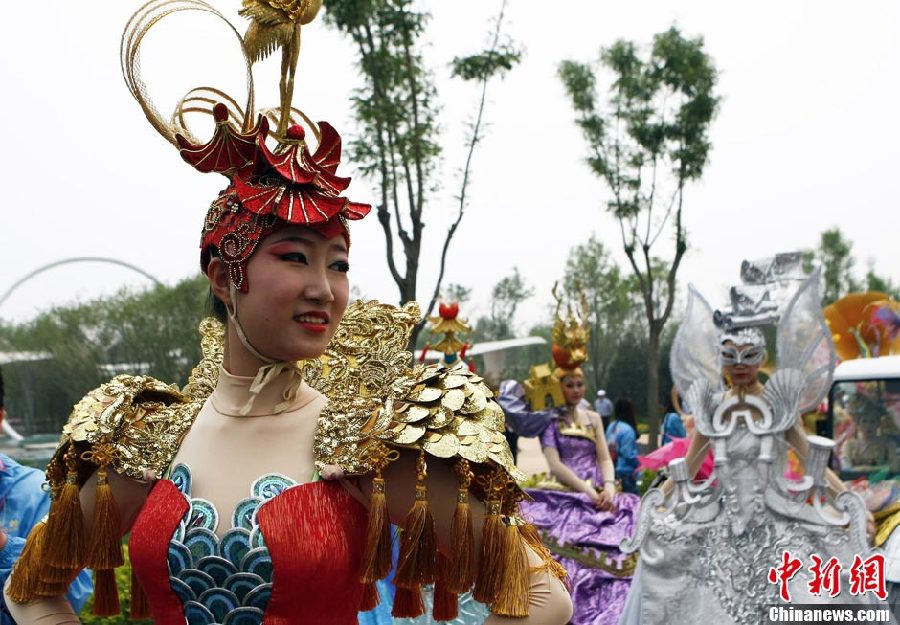 Landscape costumes presented at China Int'l Garden Expo