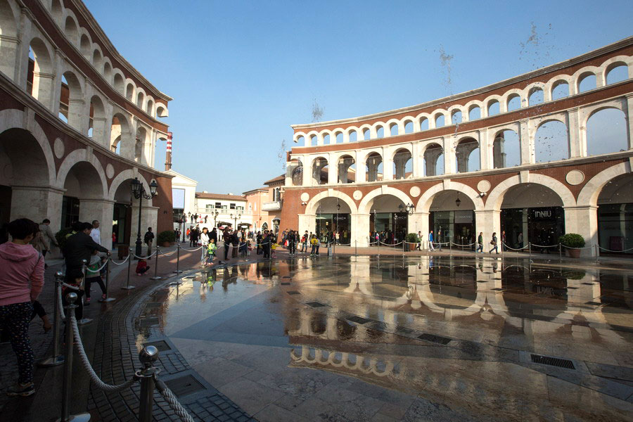 Florence village: shopping Italian style