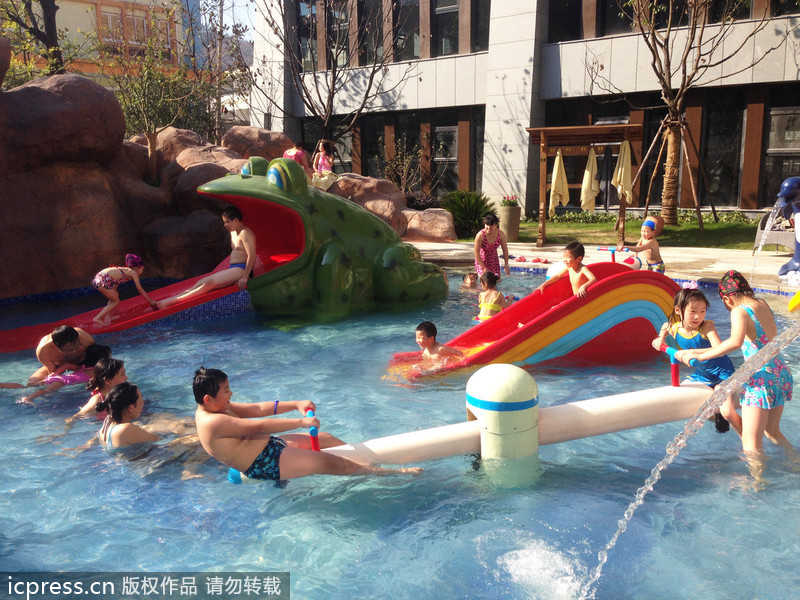 Thousand year-old hot spring welcomes visitors in Zhejiang
