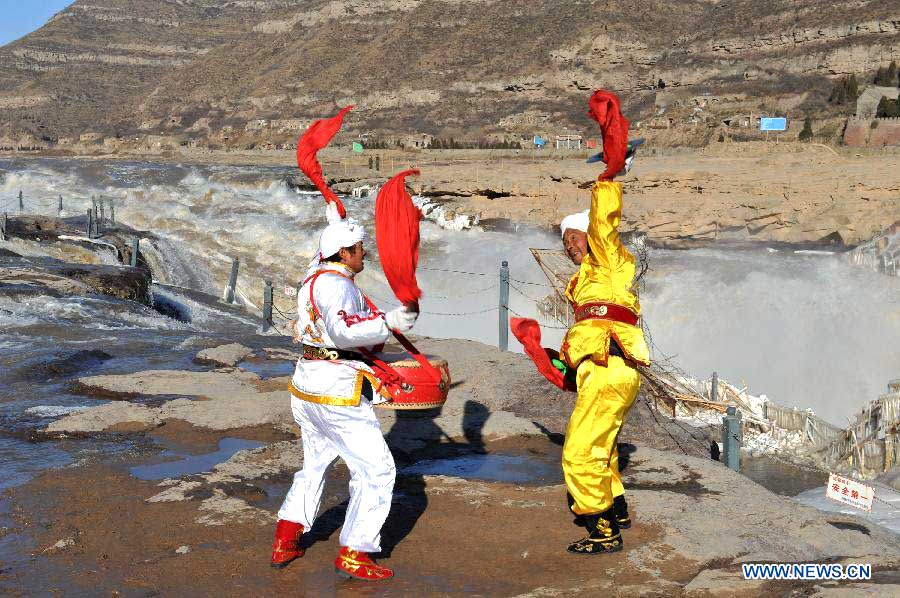 Hukou Waterfall 1st time opens for tourists in winter