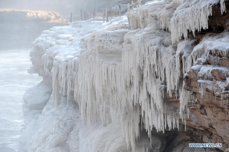 Hukou Waterfall 1st time opens for tourists in winter