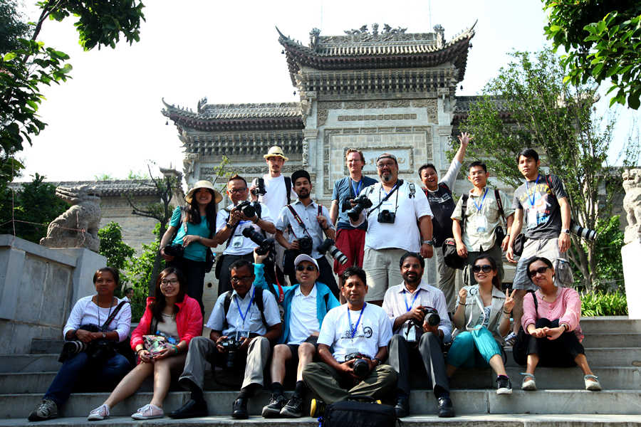 Foreign photographers enjoy China's unique sights