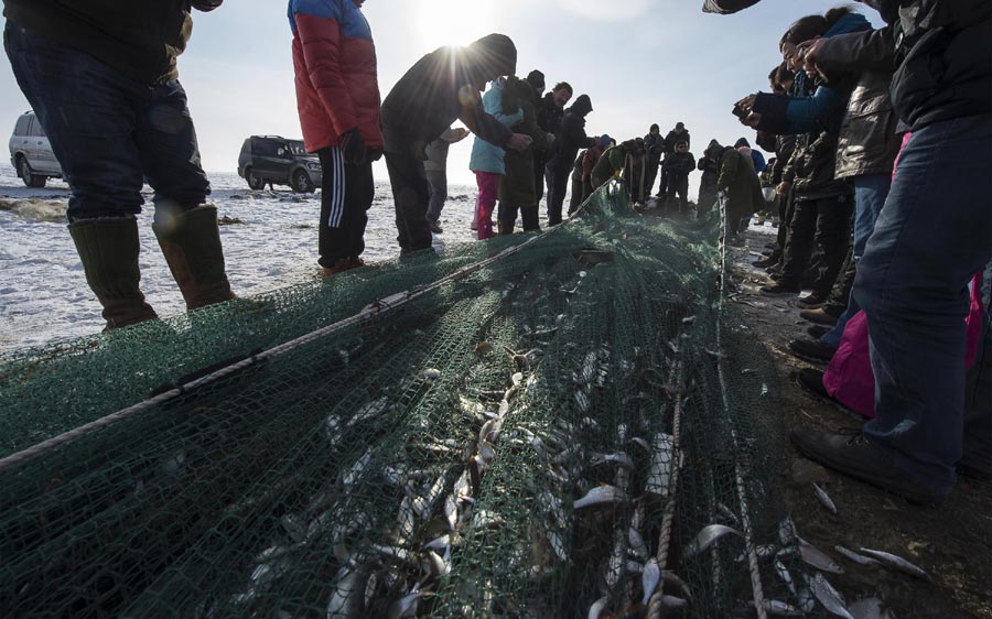 Annual winter fishing tourism festival kicks off in Xinjiang