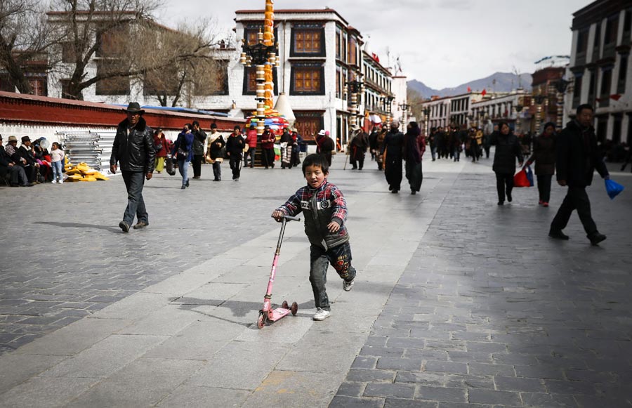 Glimpses of Lhasa's holiday season