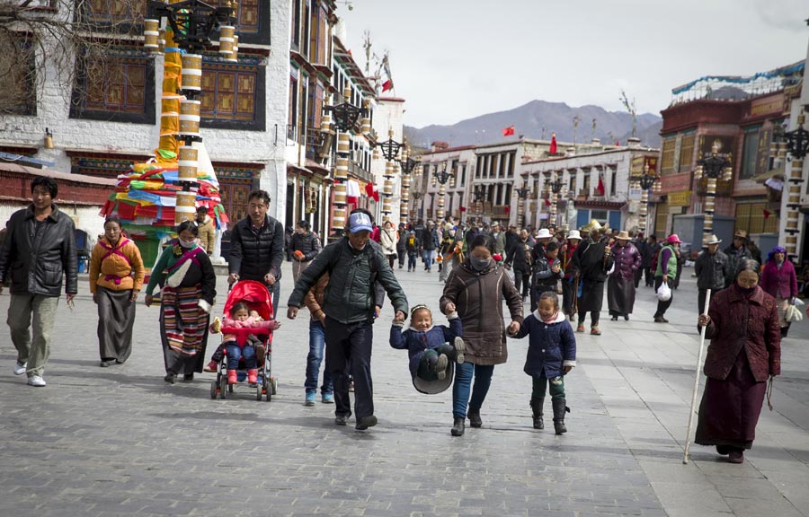 Glimpses of Lhasa's holiday season