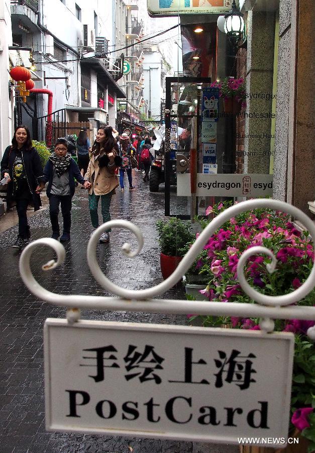 Bustling longtang in Shanghai