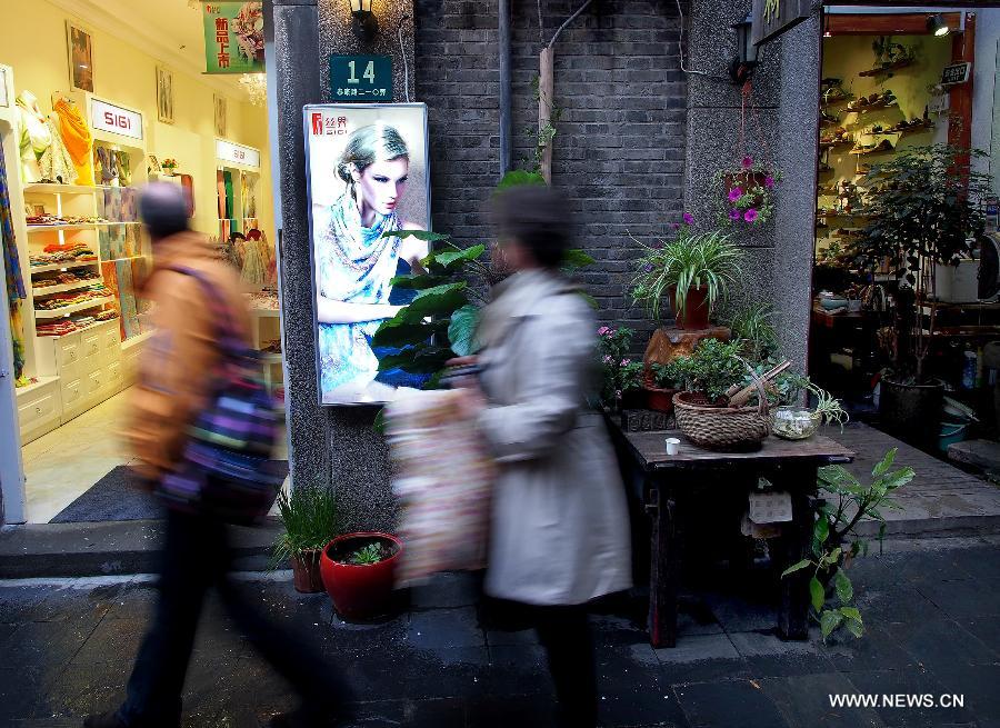 Bustling longtang in Shanghai