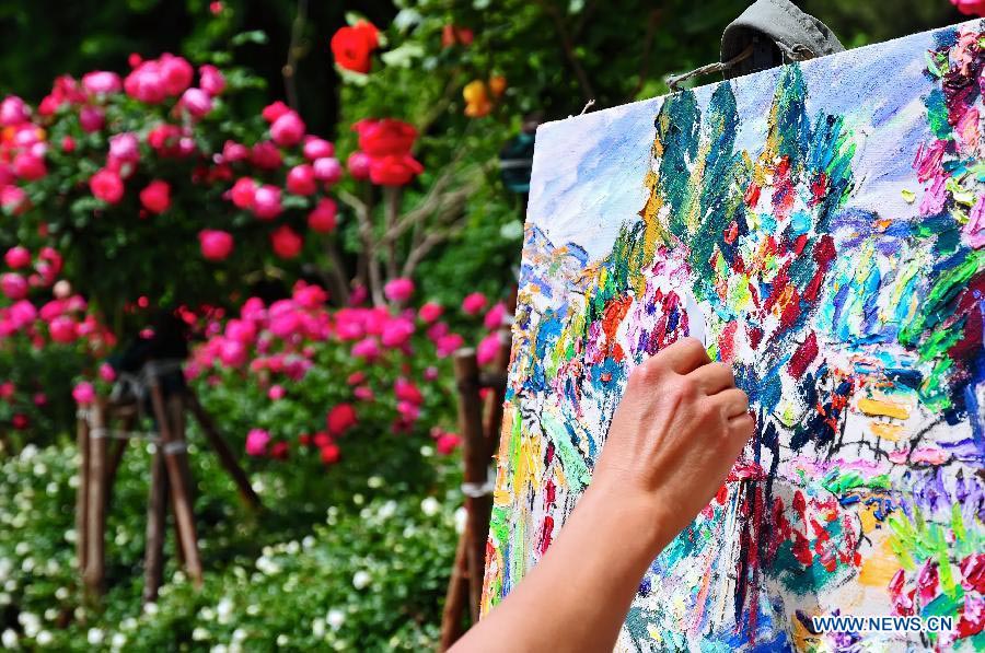 Tourists view Chinese roses in Beijing Botanical Garden