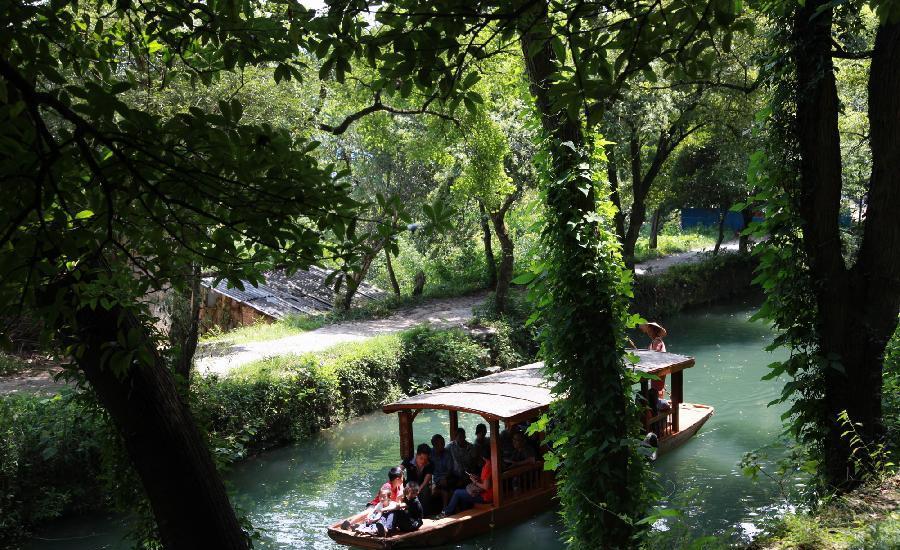 Tourists go sightseeing at Ling Qu Canal in SW China