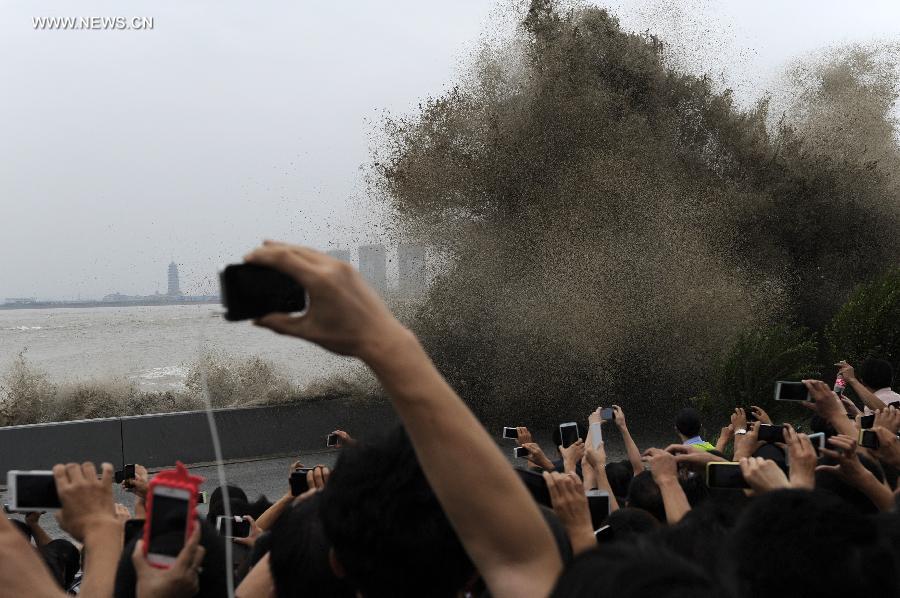 People gather to watch Qiantang River tidal bore in E China