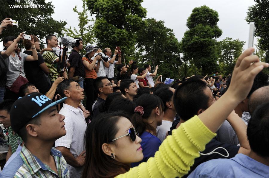 People gather to watch Qiantang River tidal bore in E China