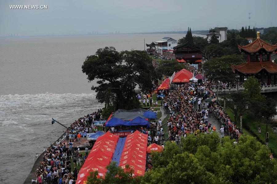 People gather to watch Qiantang River tidal bore in E China