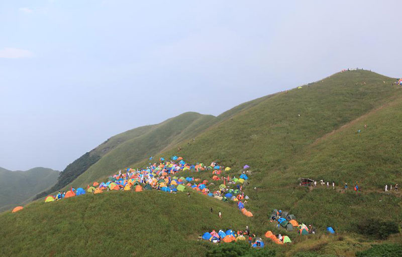 Camping Festival of Mountain Wugong attracts thousands of travellers