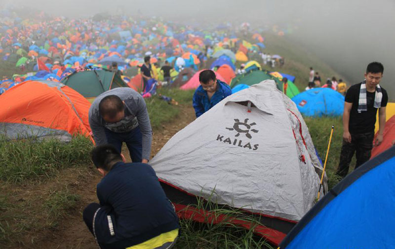 Camping Festival of Mountain Wugong attracts thousands of travellers