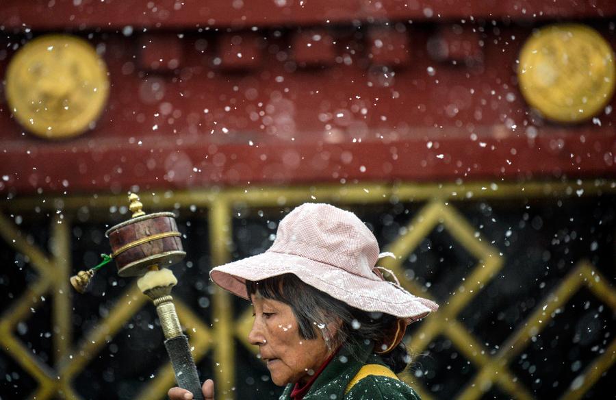 First winter snows fall on Lhasa